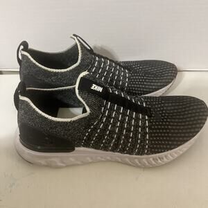 Nike React Phantom Run Flyknit 2. Women’s Size 8 Preowned White/Black.